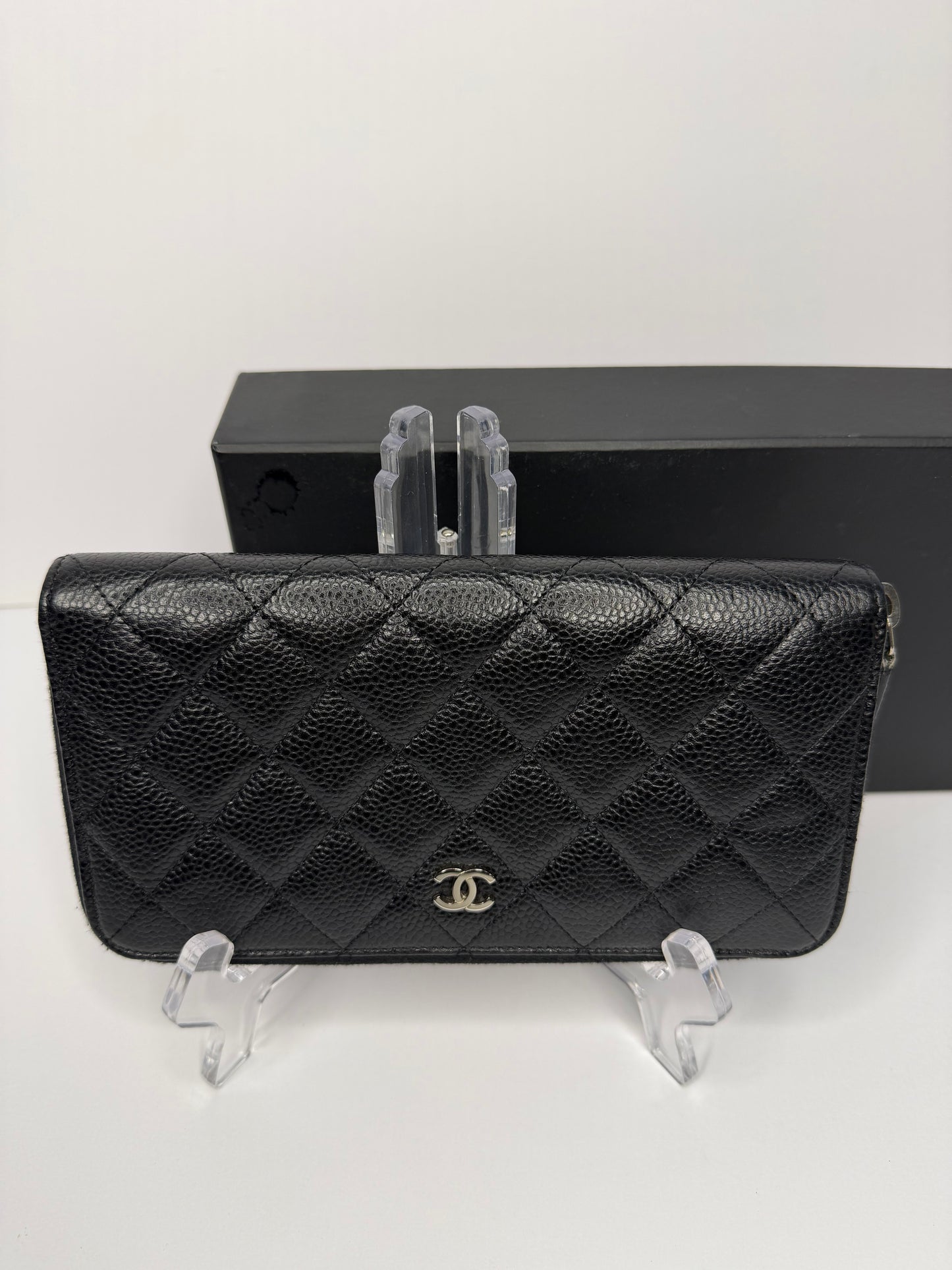 Pre-owned Chanel CC black, quilted caviar leather zippy wallet