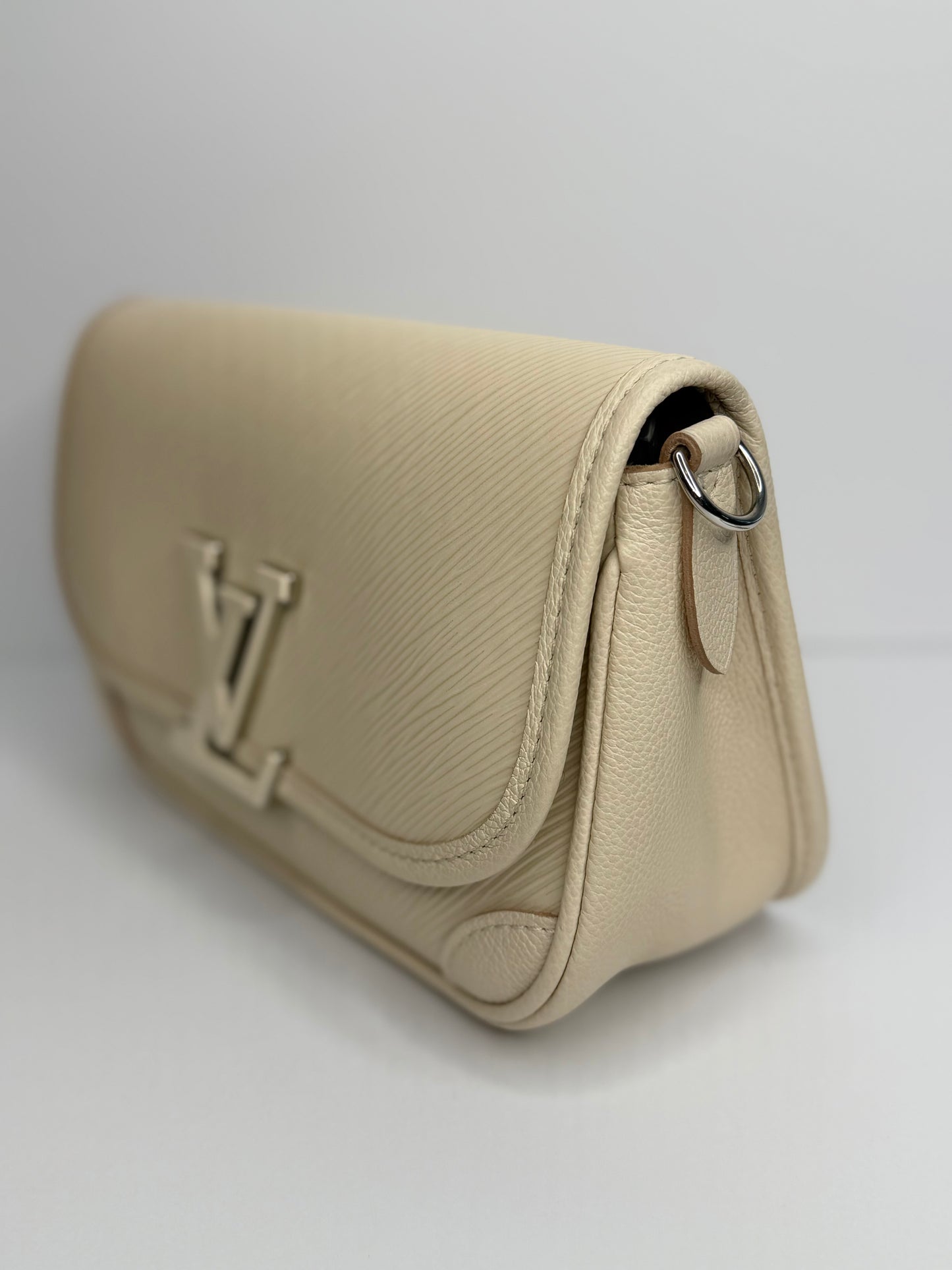 Pre-owned Louis Vuitton Buci crossbody bag in Quartz White Epi leather
