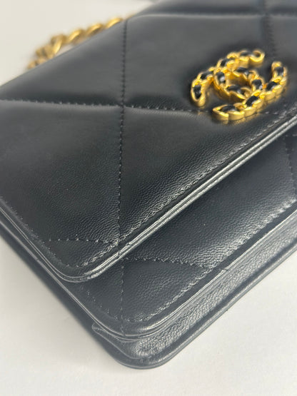 Pre-owned Chanel 19 quilted lambskin wallet on chain crossbody