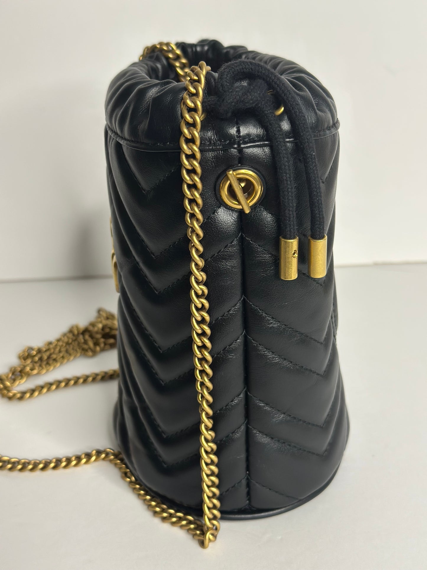 Pre-owned Gucci GG Marmont black matalasse leather mini bucket bag