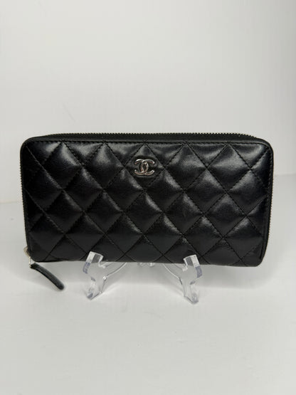 Pre-owned Chanel, black quilted lambskin zippy wallet
