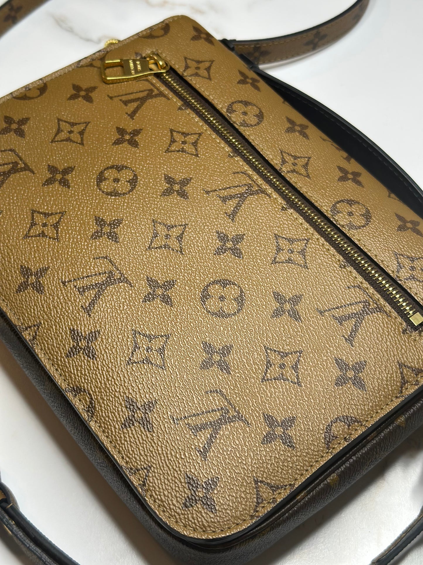 Pre-owned Louis Vuitton reverse monogram canvas Pochette Metis crossbody