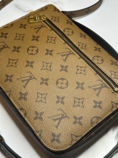 Pre-owned Louis Vuitton reverse monogram canvas Pochette Metis crossbody