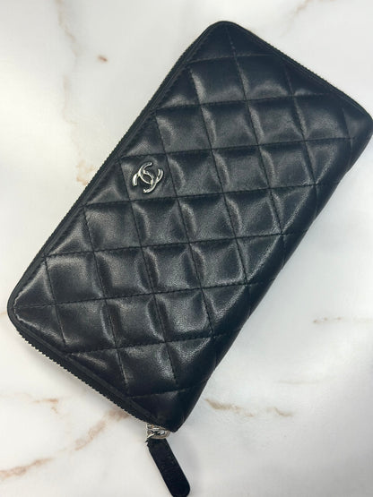 Pre-owned Chanel, black quilted lambskin zippy wallet