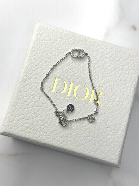 Pre-owned Dior Clair D Lune Bracelet
Silver-Finish Metal and White Crystals