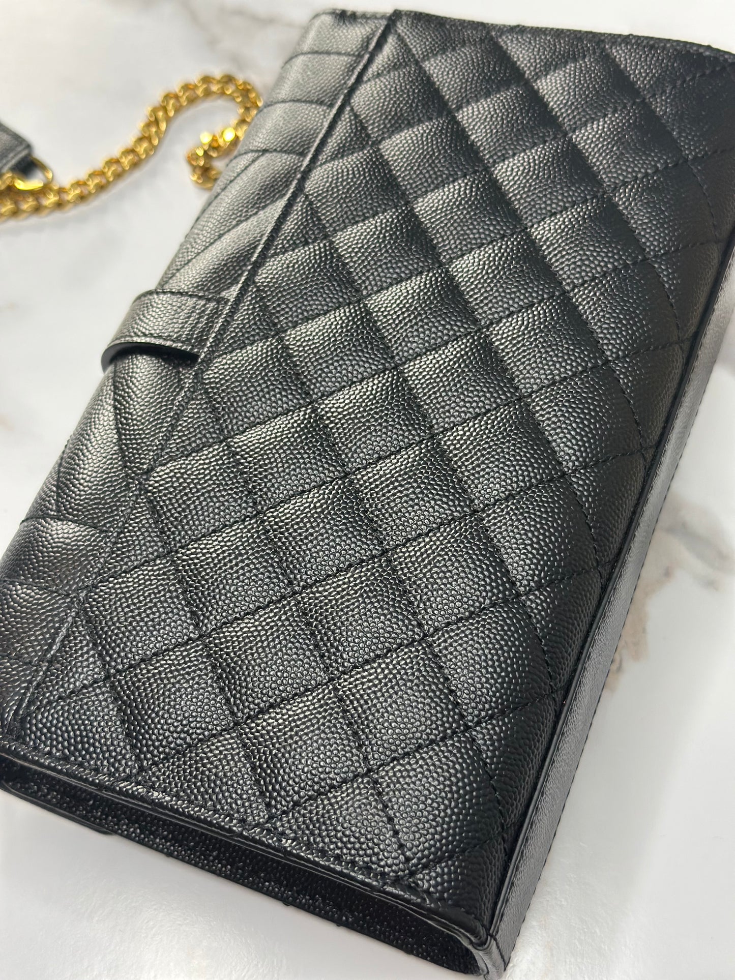 Pre-owned Saint Laurent ENVELOPE SMALL IN QUILTED GRAIN DE POUDRE EMBOSSED LEATHER
BLACK crossbody