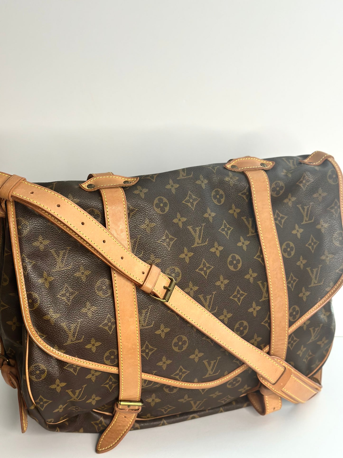 Pre-owned Louis Vuitton monogram canvas saumur 43 crossbody
