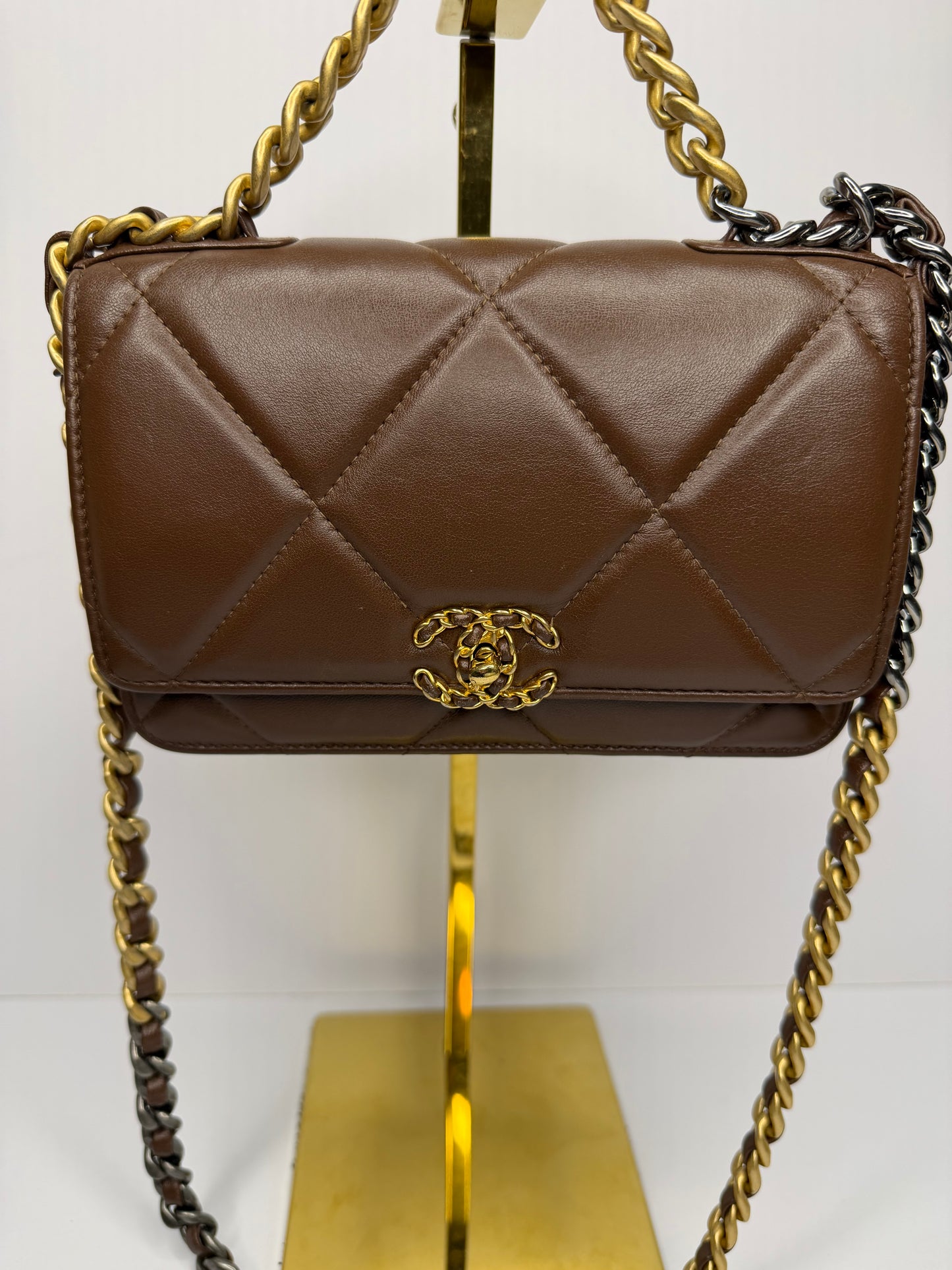 Pre-owned Chanel 19 chocolate brown quilted lamb skin Wallet On Chain
