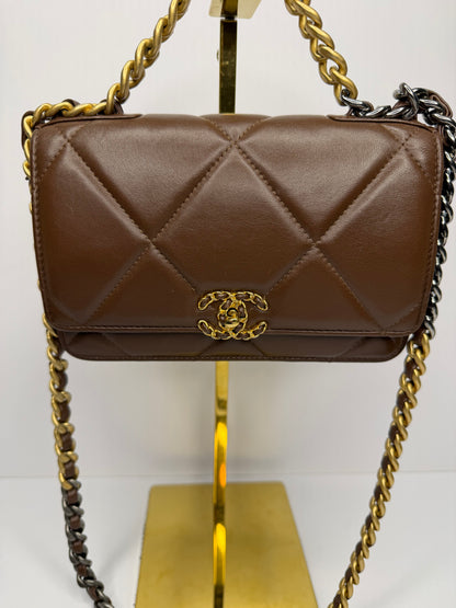 Pre-owned Chanel 19 chocolate brown quilted lamb skin Wallet On Chain