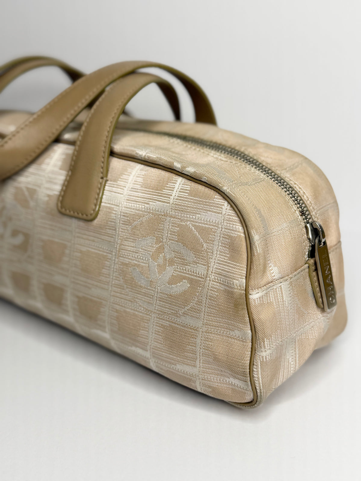 Pre-owned Chanel vintage, beige nylon travel line bowler bag