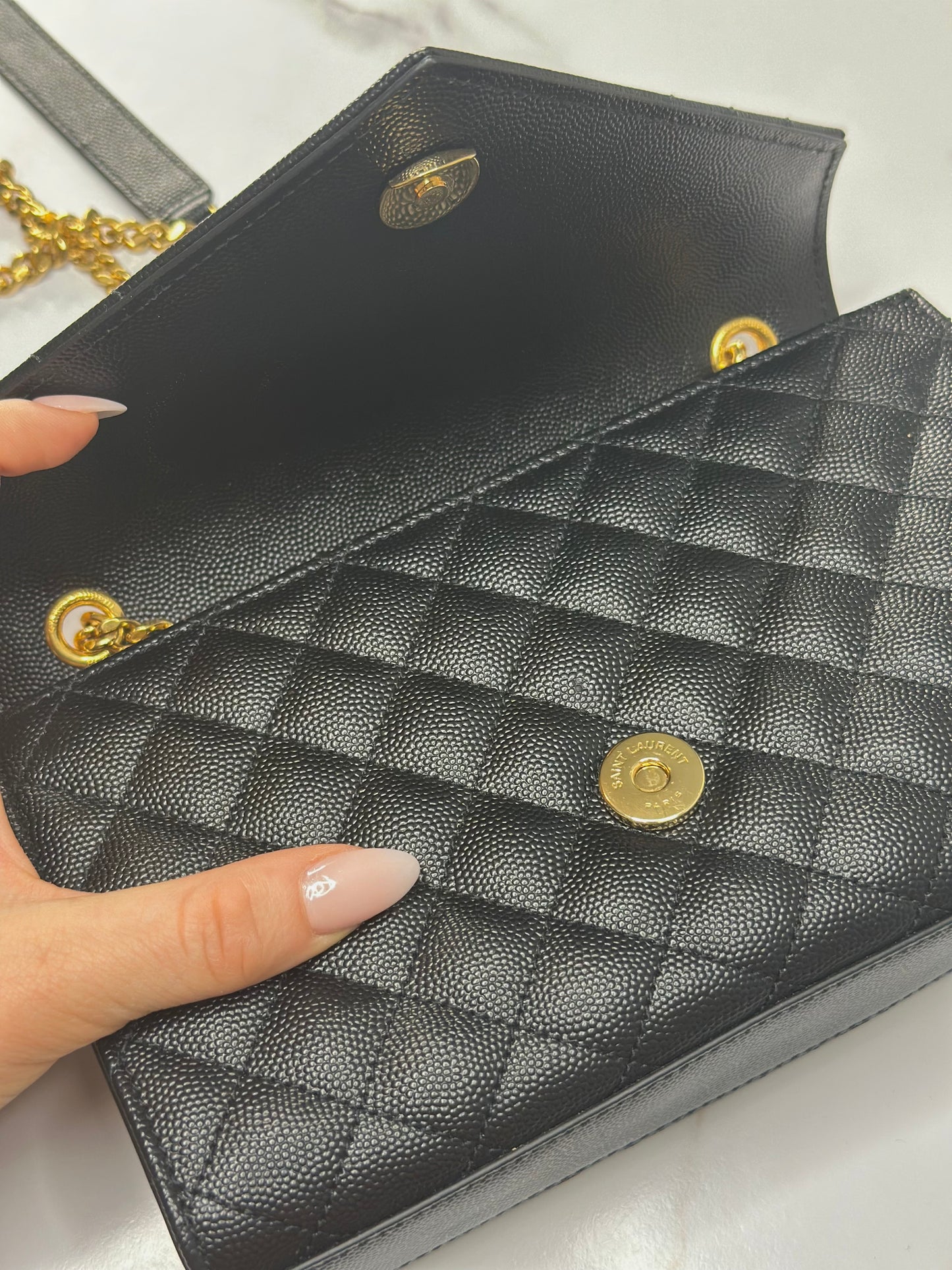 Pre-owned Saint Laurent ENVELOPE SMALL IN QUILTED GRAIN DE POUDRE EMBOSSED LEATHER
BLACK crossbody