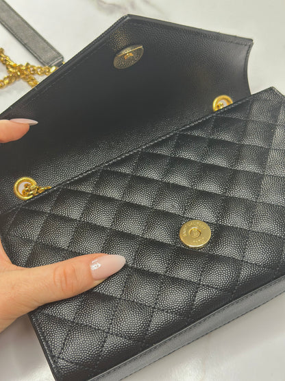 Pre-owned Saint Laurent ENVELOPE SMALL IN QUILTED GRAIN DE POUDRE EMBOSSED LEATHER
BLACK crossbody