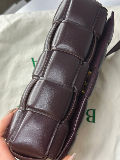 Pre-owned Bottega Veneta Cassette medium padded plum intrecciato leather shoulder bag
