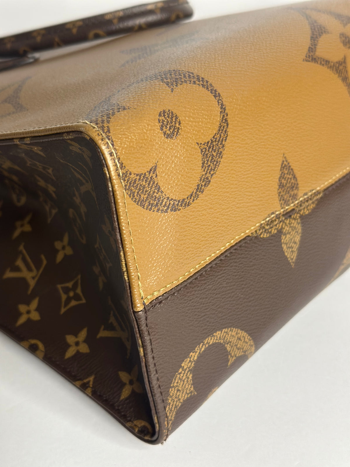 Pre-owned Louis Vuitton reverse monogram canvas on the go MM tote