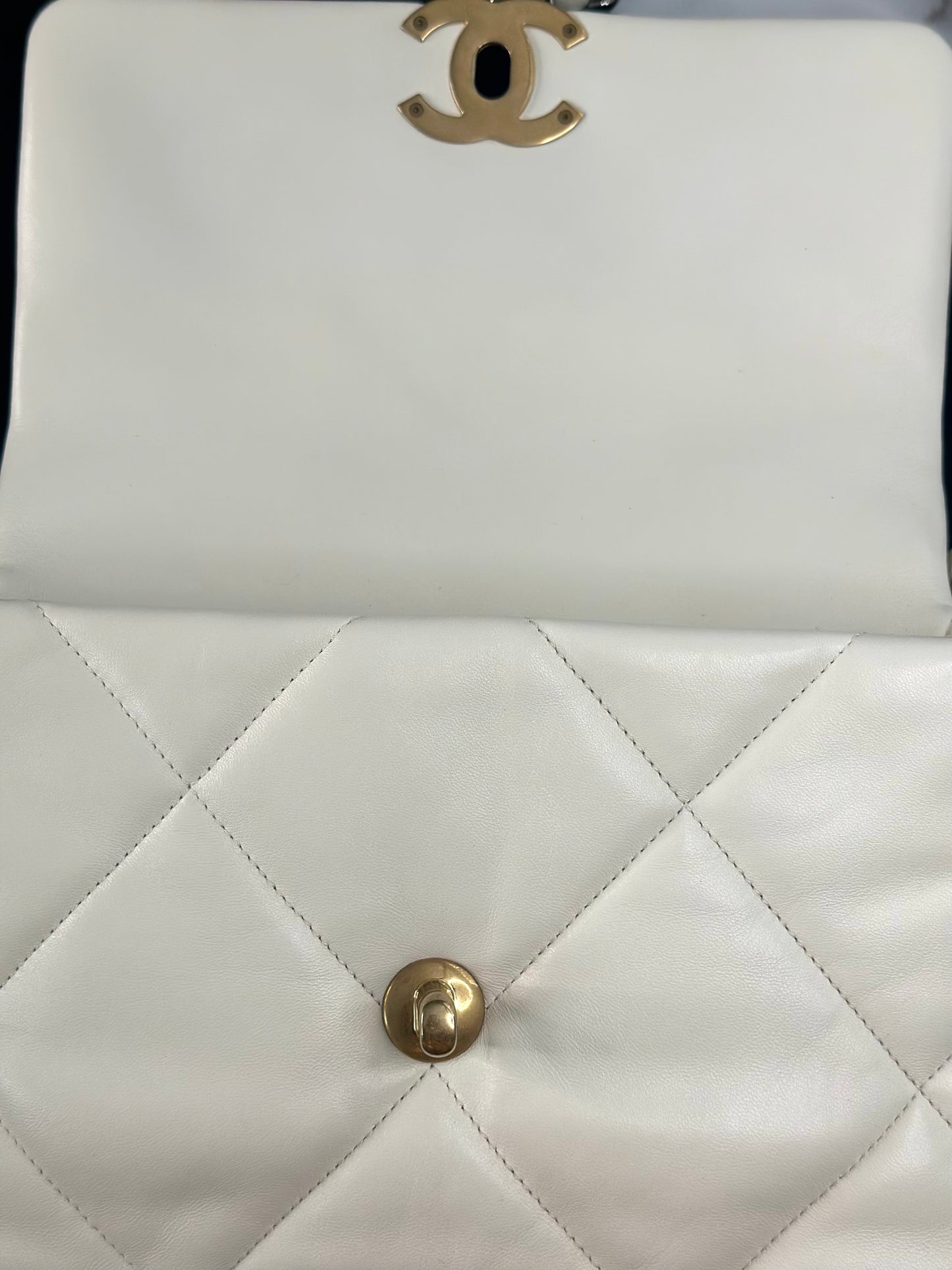 Pre-owned Chanel 19 medium white quilted lambskin microchipped Crossbody