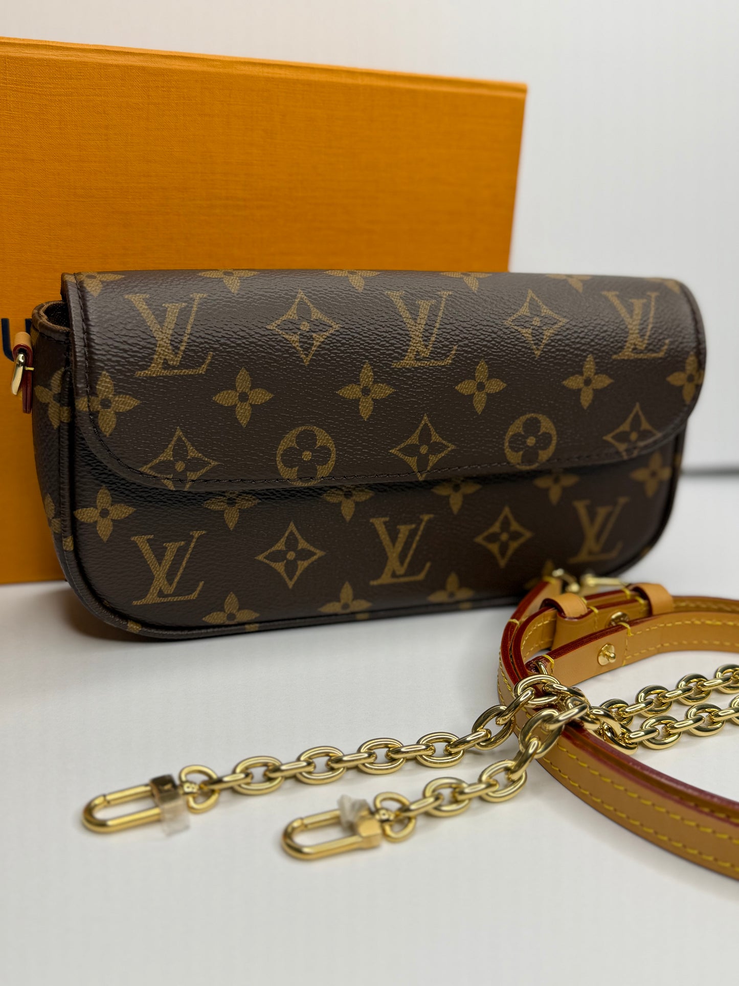 Pre-owned Louis Vuitton monogram canvas ivy wallet on Chain