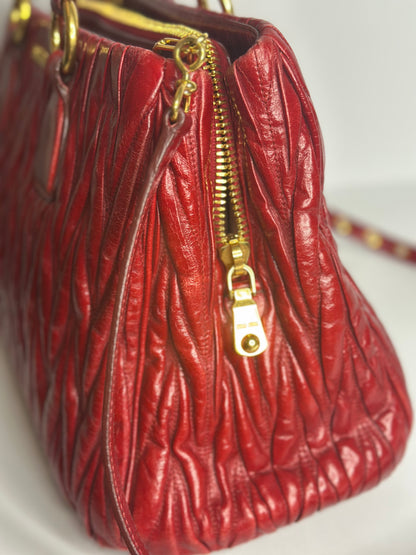 Pre-owned Miu Miu Matelassé 2-way bauletto tote bag in red leather with gold-tone hardware