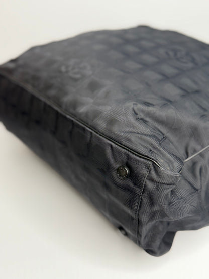 Pre-owned Chanel black nylon, medium travel line tote