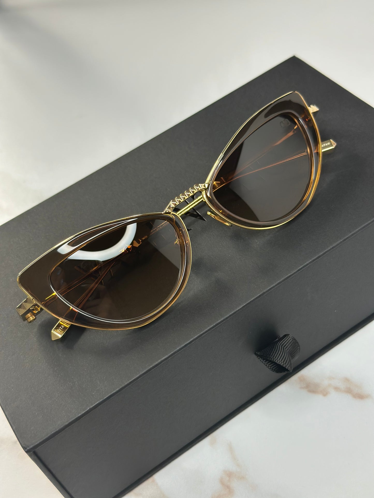 Pre-owned Valentino sleek cat eye brown sunglasses