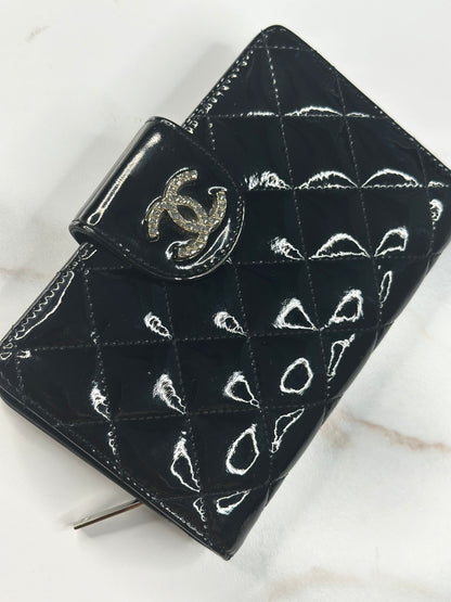 Pre-owned Chanel Patent Quilted Brilliant Zipped Pocket Wallet Black