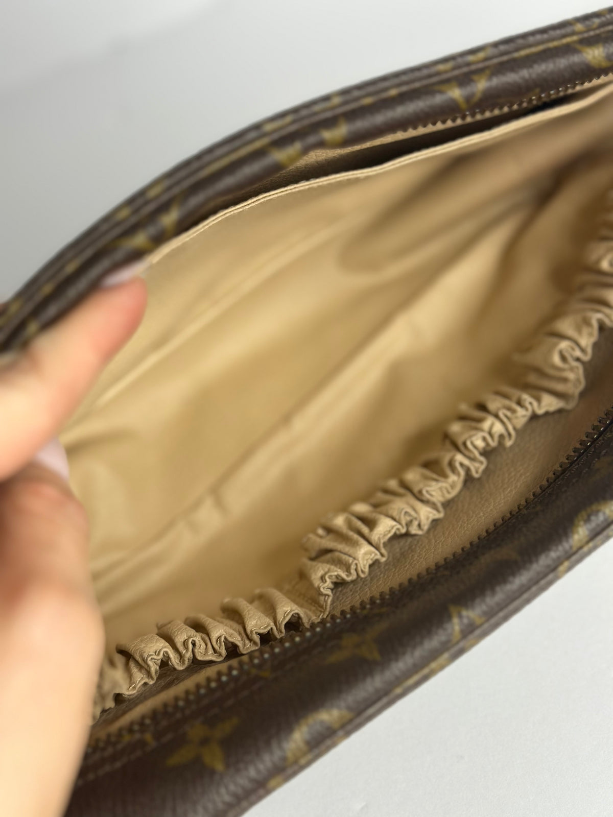Pre-owned Louis Vuitton monogram canvas trousse 28 toiletry pouch