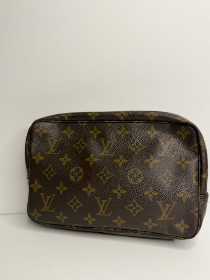 Pre-owned Louis Vuitton monogram canvas Trousse 23 toiletry bag