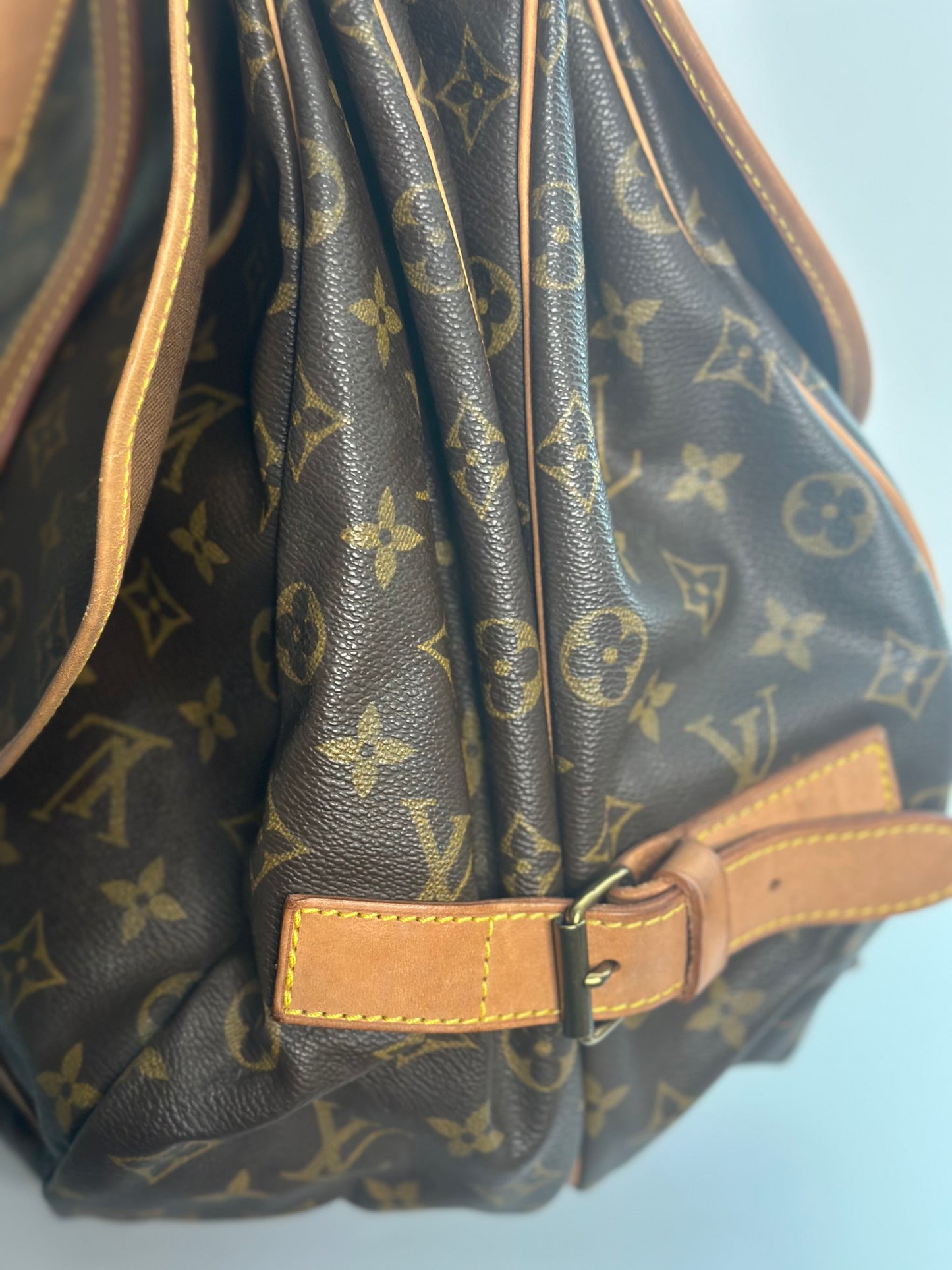 Pre-owned Louis Vuitton monogram canvas saumur 43 crossbody