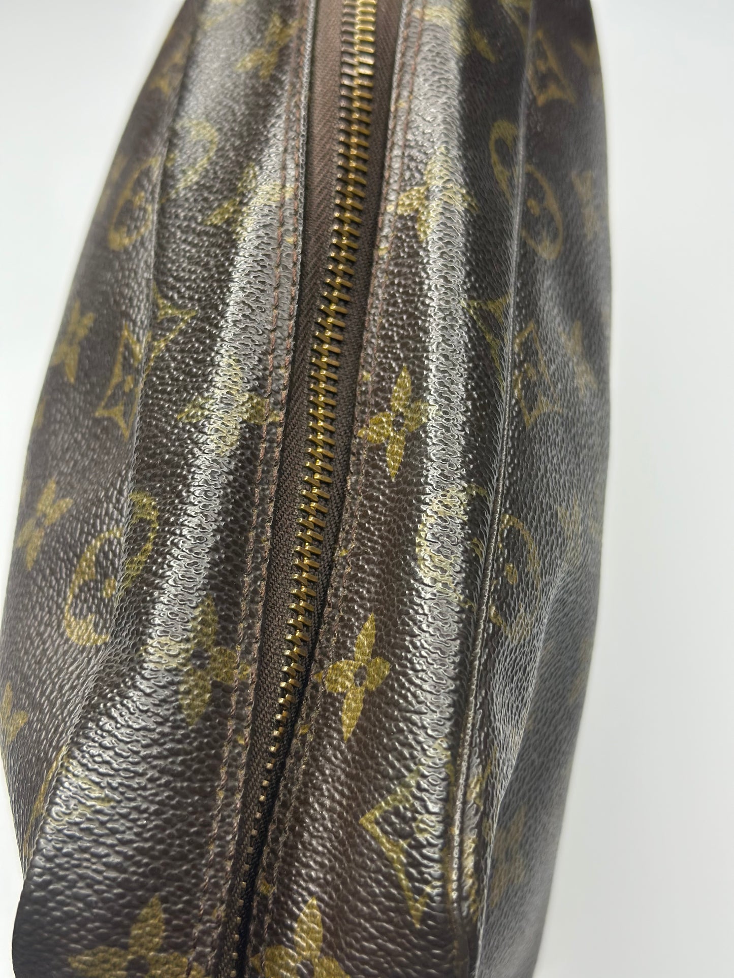 Pre-owned Louis Vuitton monogram canvas toiletry 28