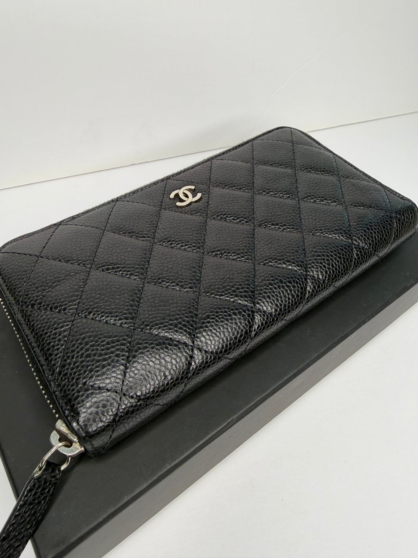 Pre-owned Chanel CC black, quilted￼ caviar leather zippy wallet