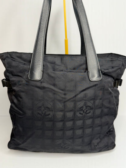 Pre-owned Chanel black nylon, medium travel line tote