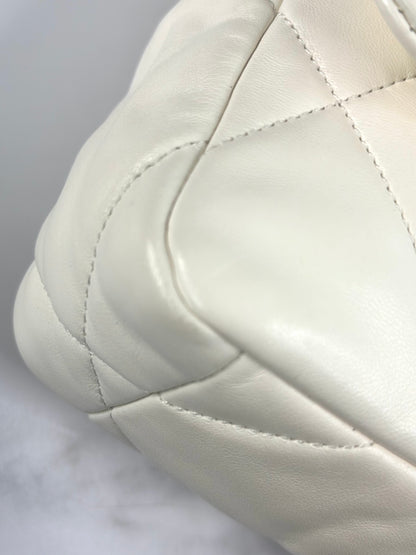 Pre-owned Chanel 19 medium white quilted lambskin microchipped Crossbody
