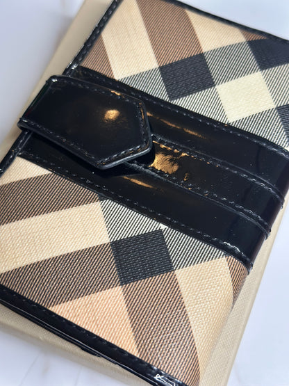 Pre-owned Burberry nova check Penrose compact wallet