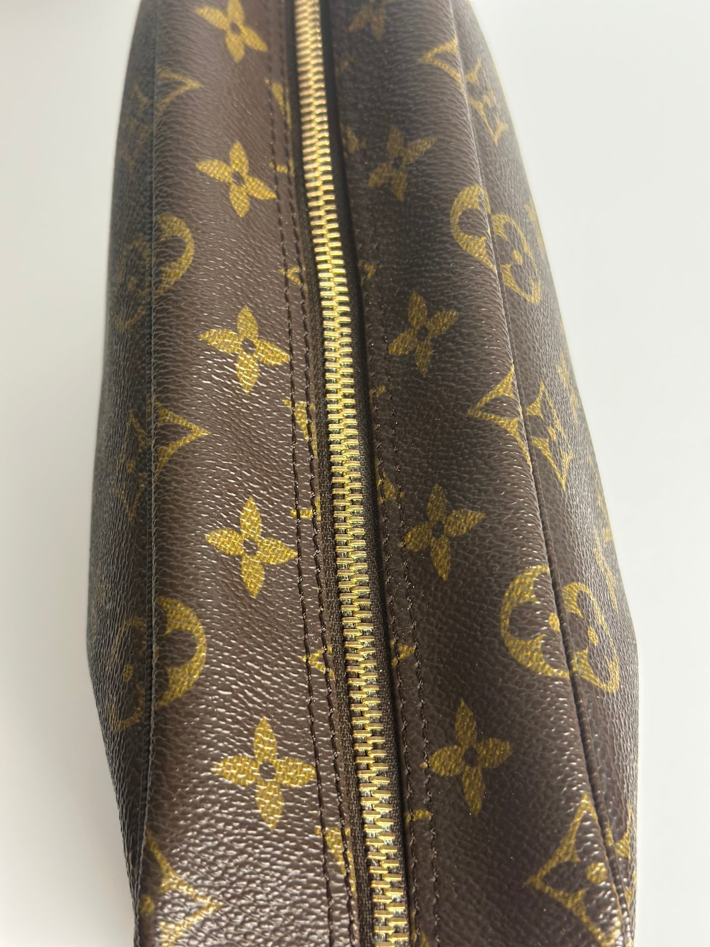 Pre-owned Louis Vuitton monogram canvas toiletry 28 pouch