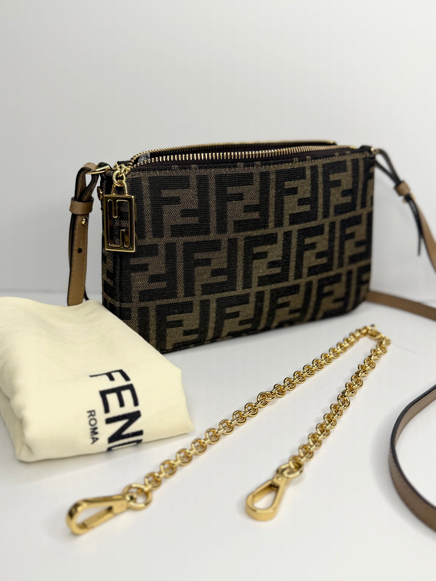 Pre-owned Fendi Baguette Pouch
Brown jacquard FF canvas