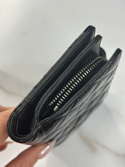 Pre-owned Chanel Patent Quilted Brilliant Zipped Pocket Wallet Black