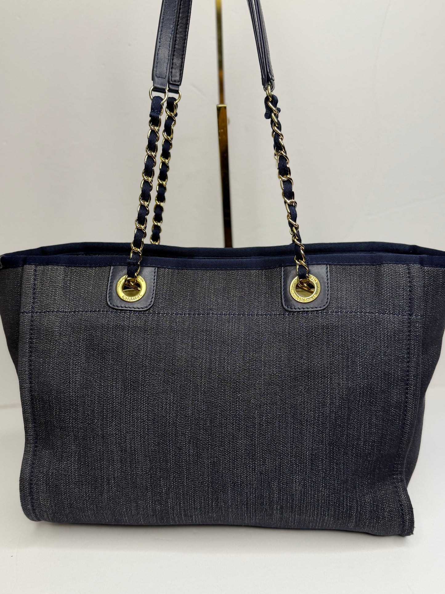 Pre-owned Chanel Deauville tote bag crafted in blue denim with gold-tone hardware medium tote