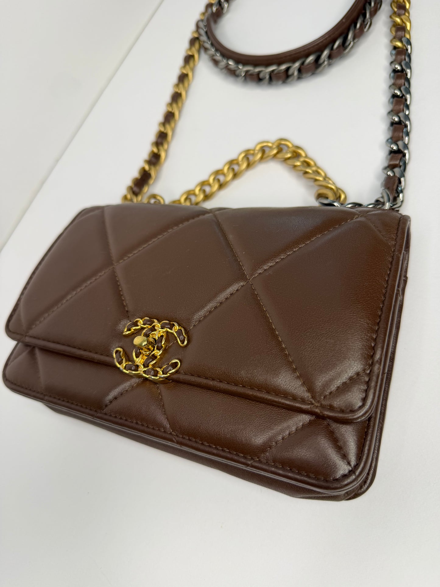Pre-owned Chanel 19 chocolate brown quilted lamb skin Wallet On Chain