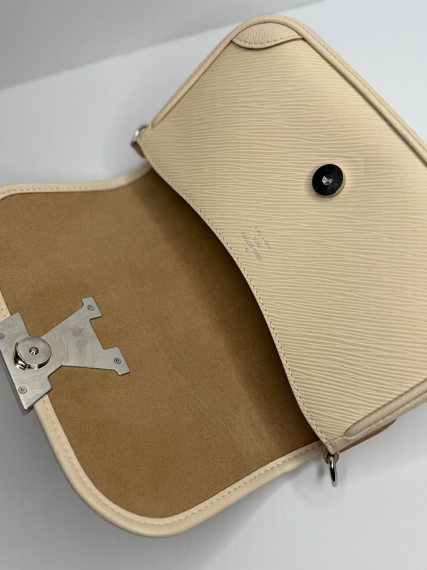 Pre-owned Louis Vuitton Buci crossbody bag in Quartz White Epi leather