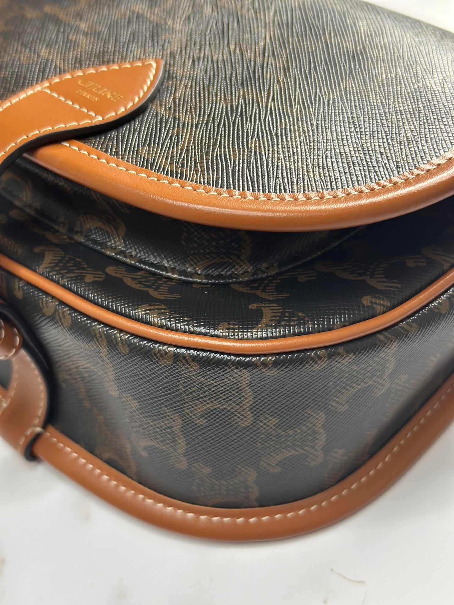 Pre-owned Celine FOLCO BAG IN TRIOMPHE CANVAS AND CALFSKIN
MEDIUM crossbody