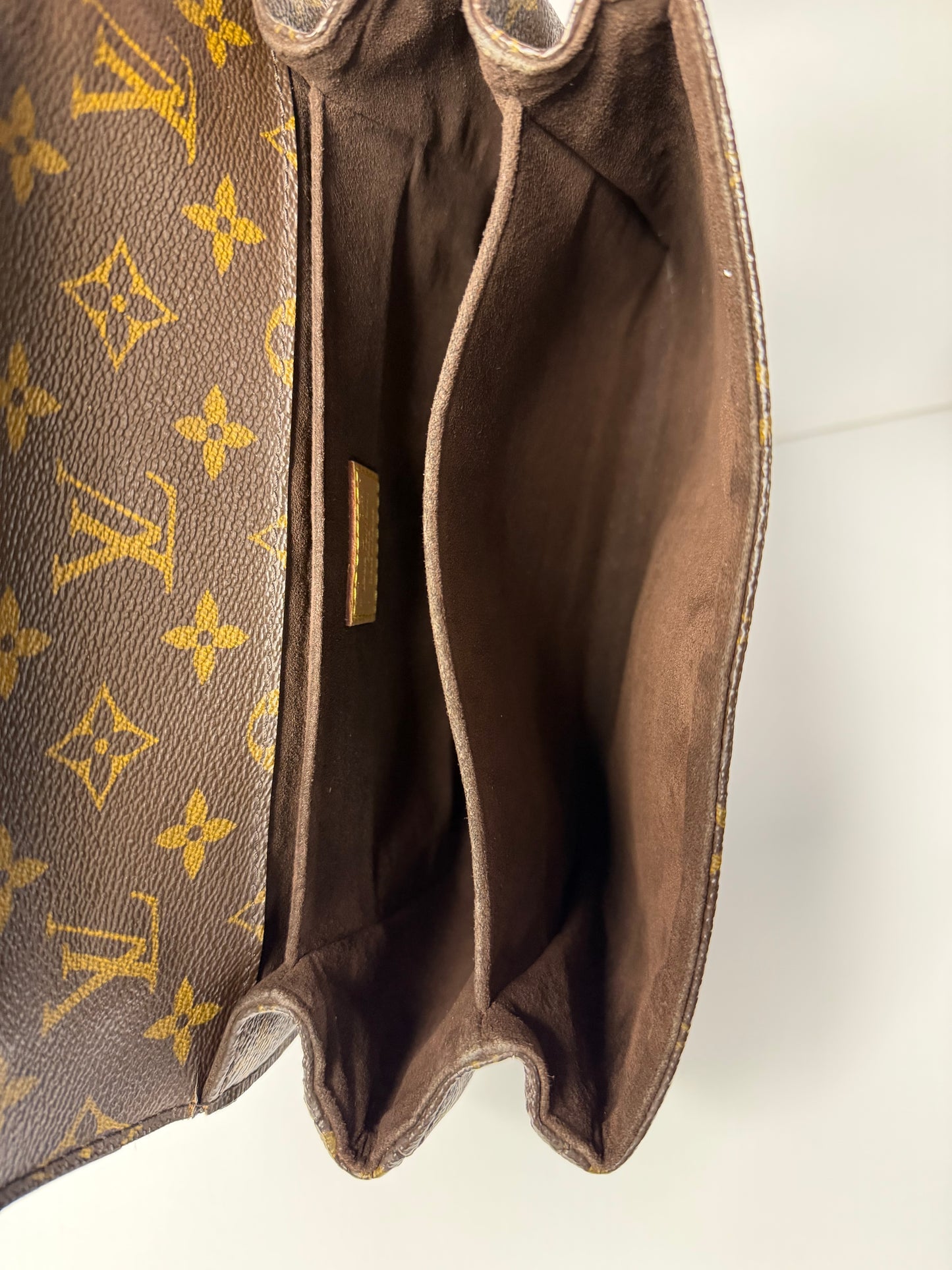 Pre-owned Louis Vuitton monogram canvas Pochette Metis crossbody