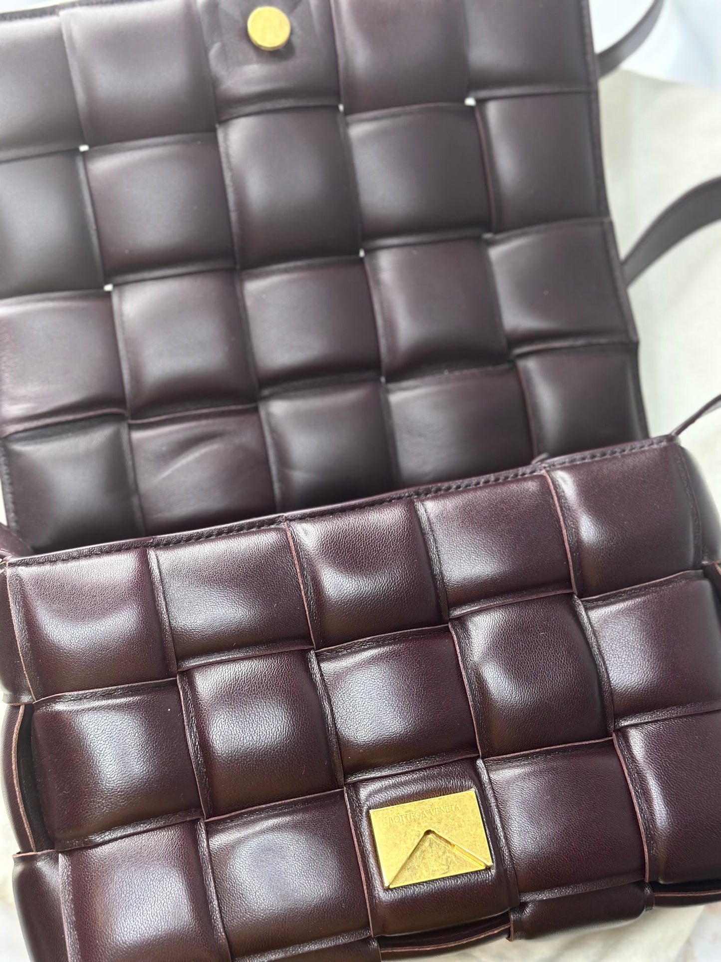 Pre-owned Bottega Veneta Cassette medium padded plum intrecciato leather shoulder bag