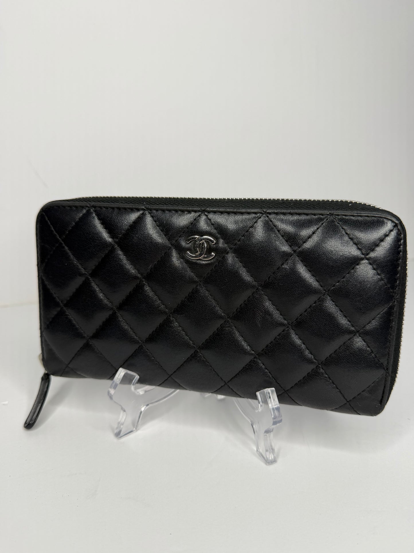 Pre-owned Chanel, black quilted lambskin zippy wallet
