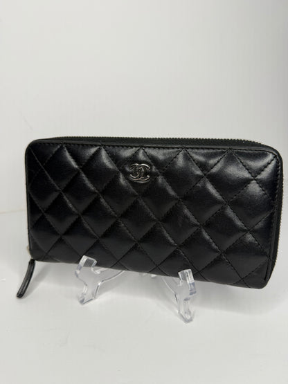Pre-owned Chanel, black quilted lambskin zippy wallet