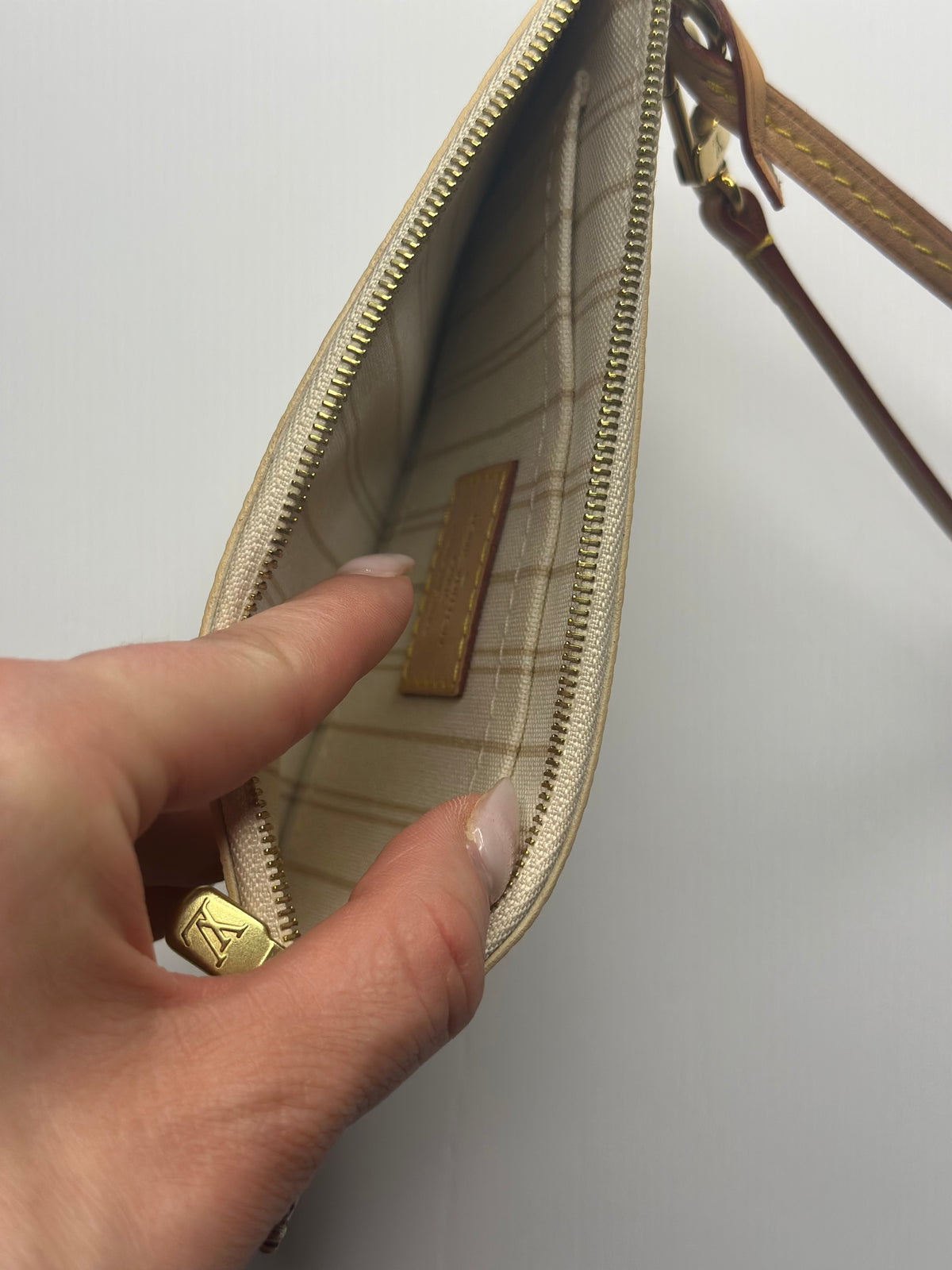 Pre-owned Louis Vuitton Damier Azur neverfull PM wristlet