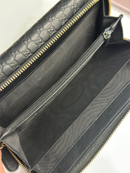 Pre-owned Gucci black Microguccisima embossed zippy wallet