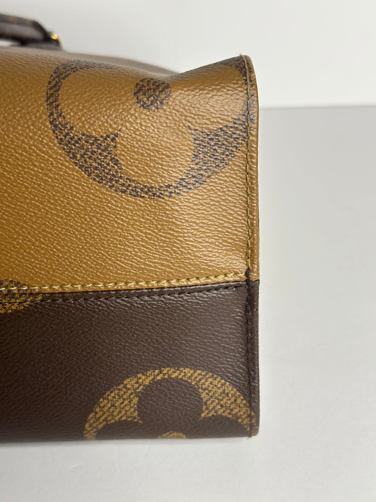 Pre-owned Louis Vuitton reverse monogram canvas on the go MM tote