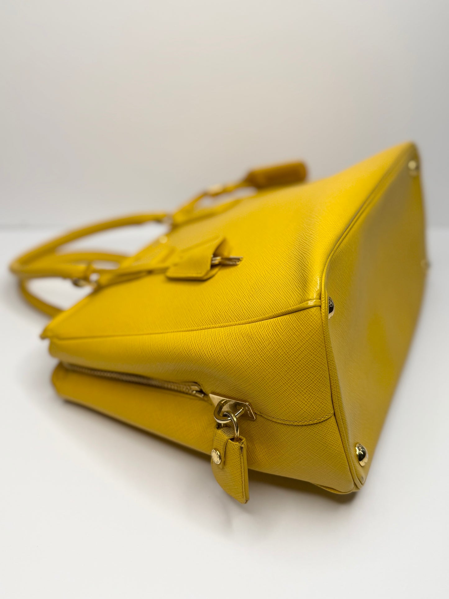 Pre-owned Prada Saffiano Lux Parabole Tote Mimosa