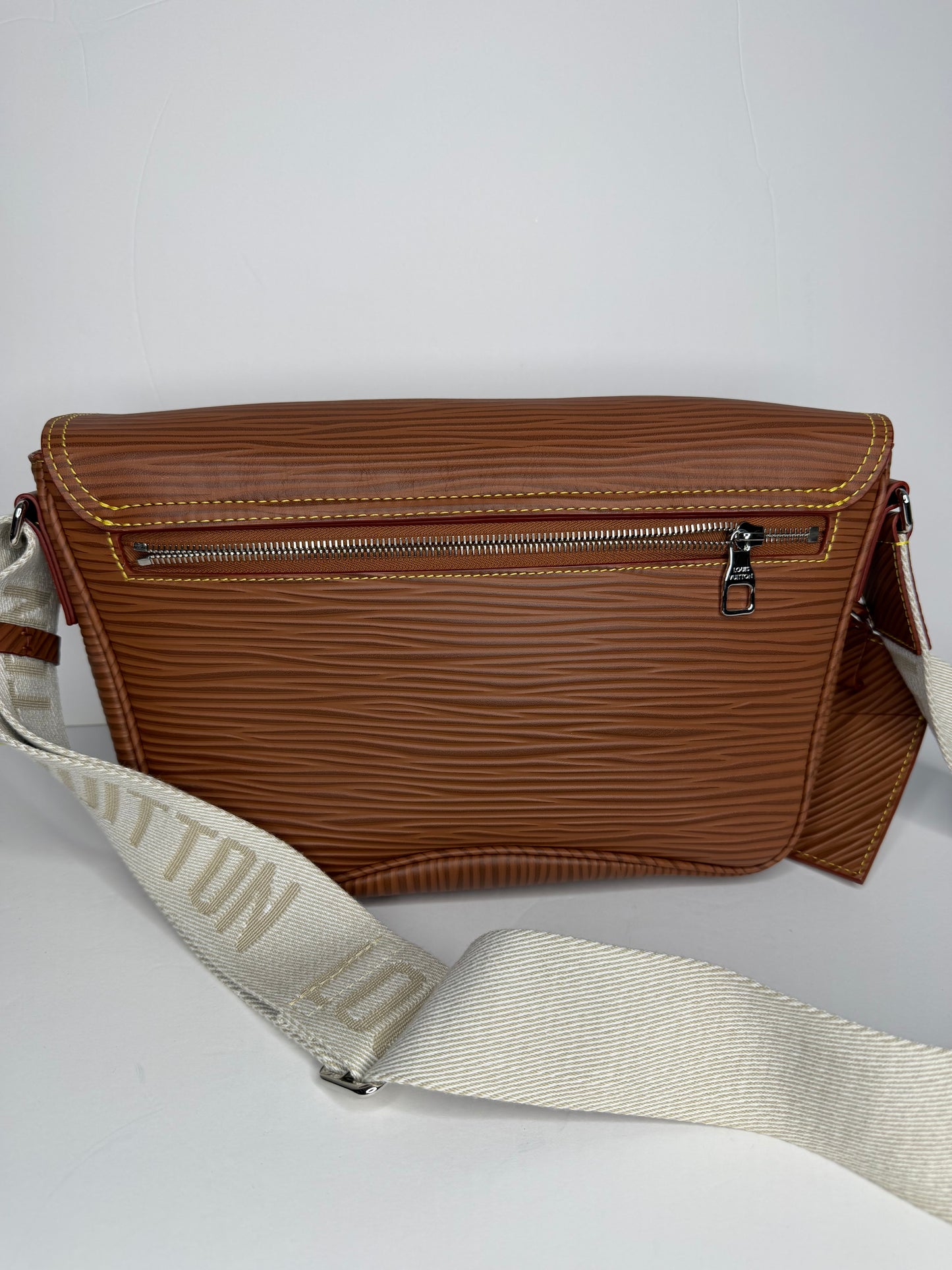 Pre-owned Louis Vuitton brown 2023 Epi Montsouris Messenger crossbody