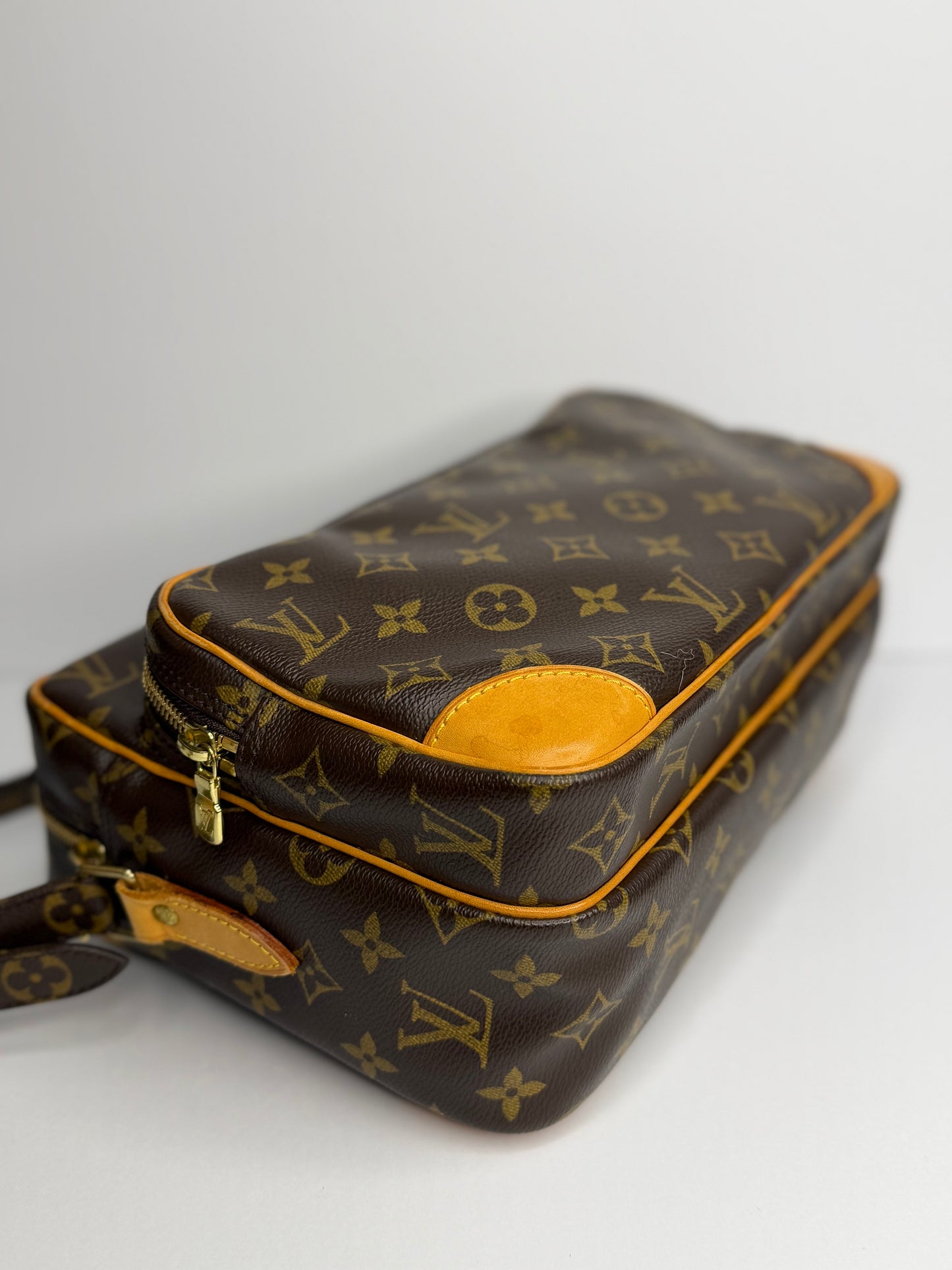 Pre-owned Louis Vuitton monogram canvas Nile Messenger Bag 28