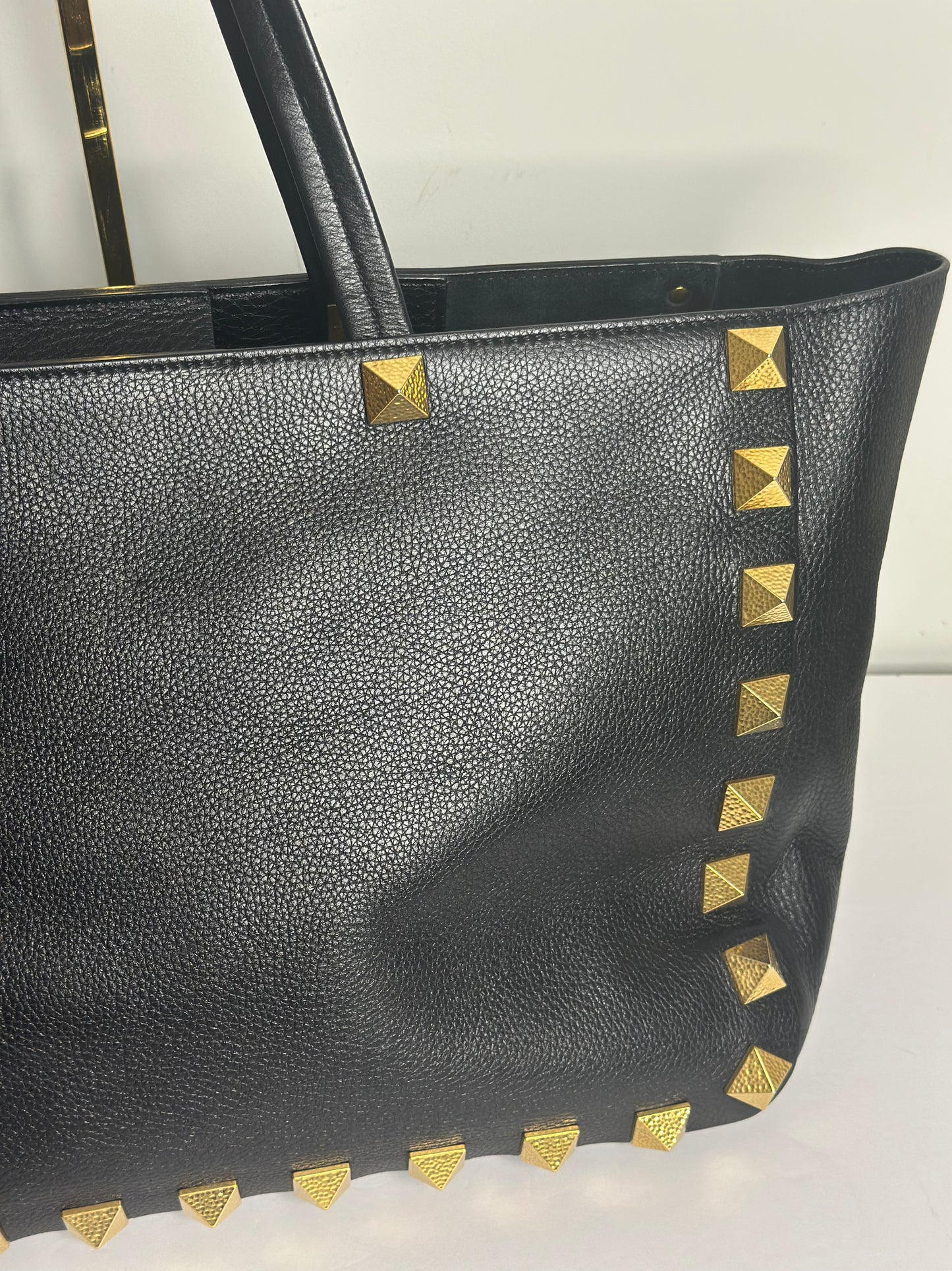 Pre-owned Valentino leather rockstud shoulder tote